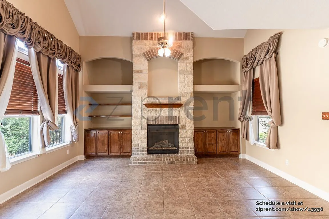 3 bed, 2.5 bath, 2430 sqft, $2,760 — Photo 3