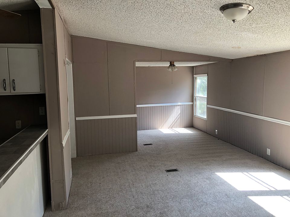 2nd image of 407 Blueberry Ln