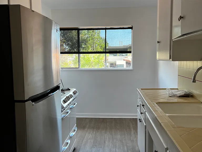 1477 Havenhurst Dr #4 — Photo 1