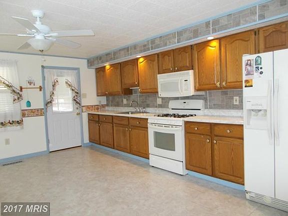 Eat-in Kitchen w/Table Space