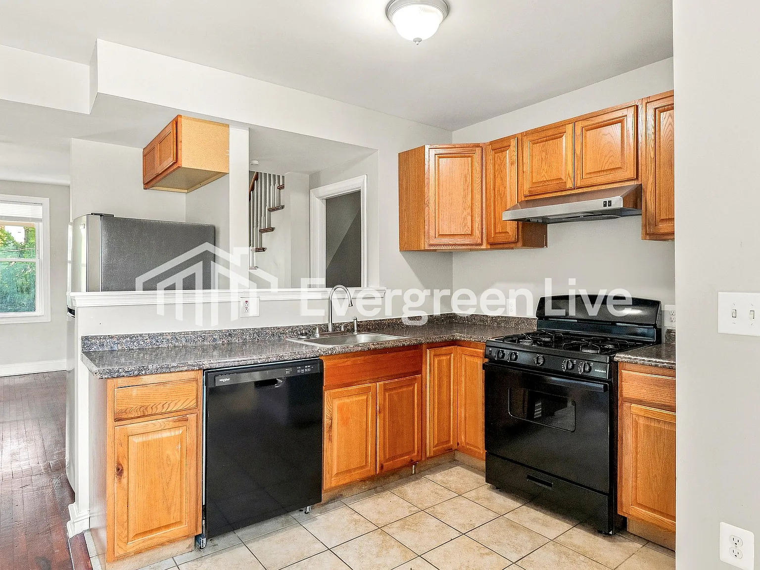 4 bed, 2.5 bath, 1200 sqft, $1,695 — Photo 2