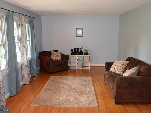5th image of 208 E Seneca Dr