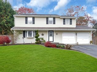 15 Hilltop Ln, Ridge, NY 11961