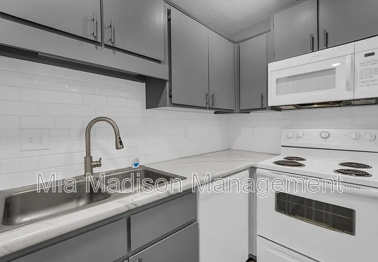 111 E Mell St #7 — Photo 8