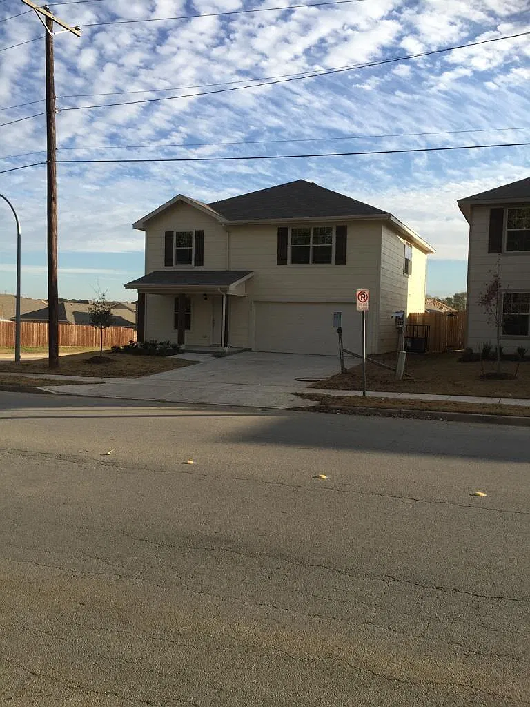 4 bed, 2.5 bath, 2100 sqft, $1,999 — Photo 1