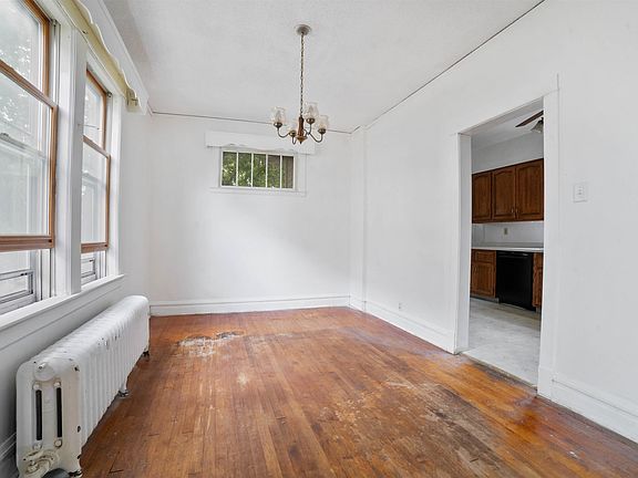 5th image of 515 N 12th Ave E