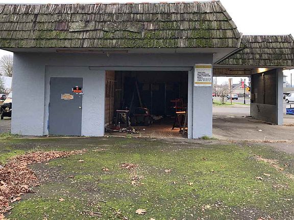 3rd image of 204 W Bishop Way