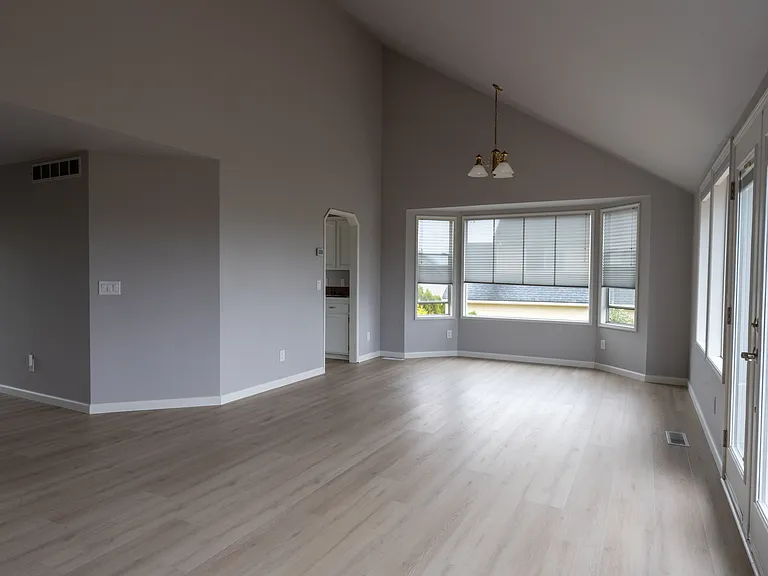 Main room / dining room