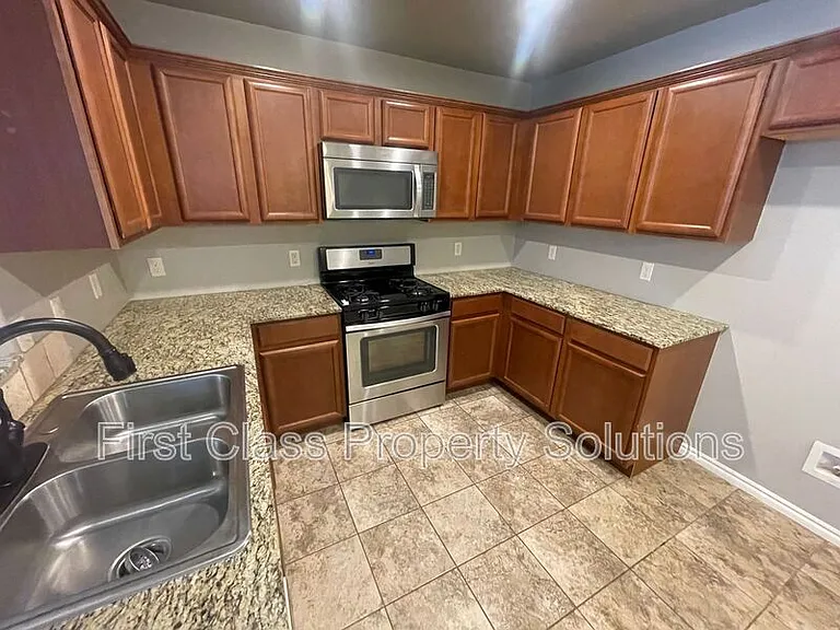 129 Ashley Dr — Photo 2