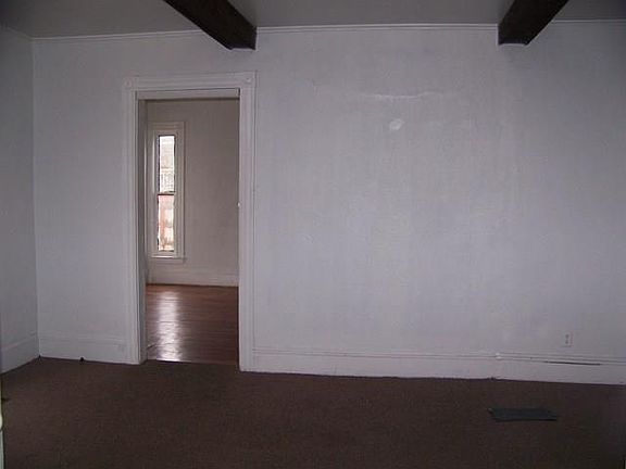 4th image of 1000 Hall St