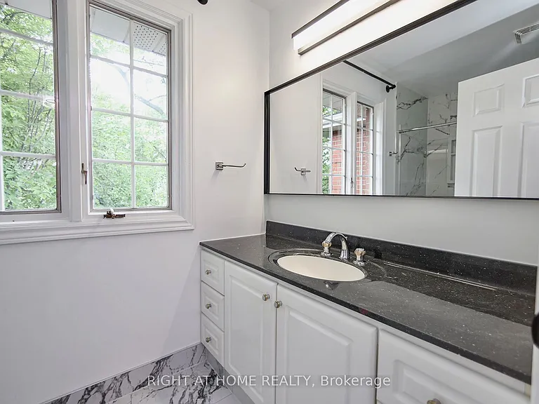 89 W Yonge Blvd NW — Photo 35