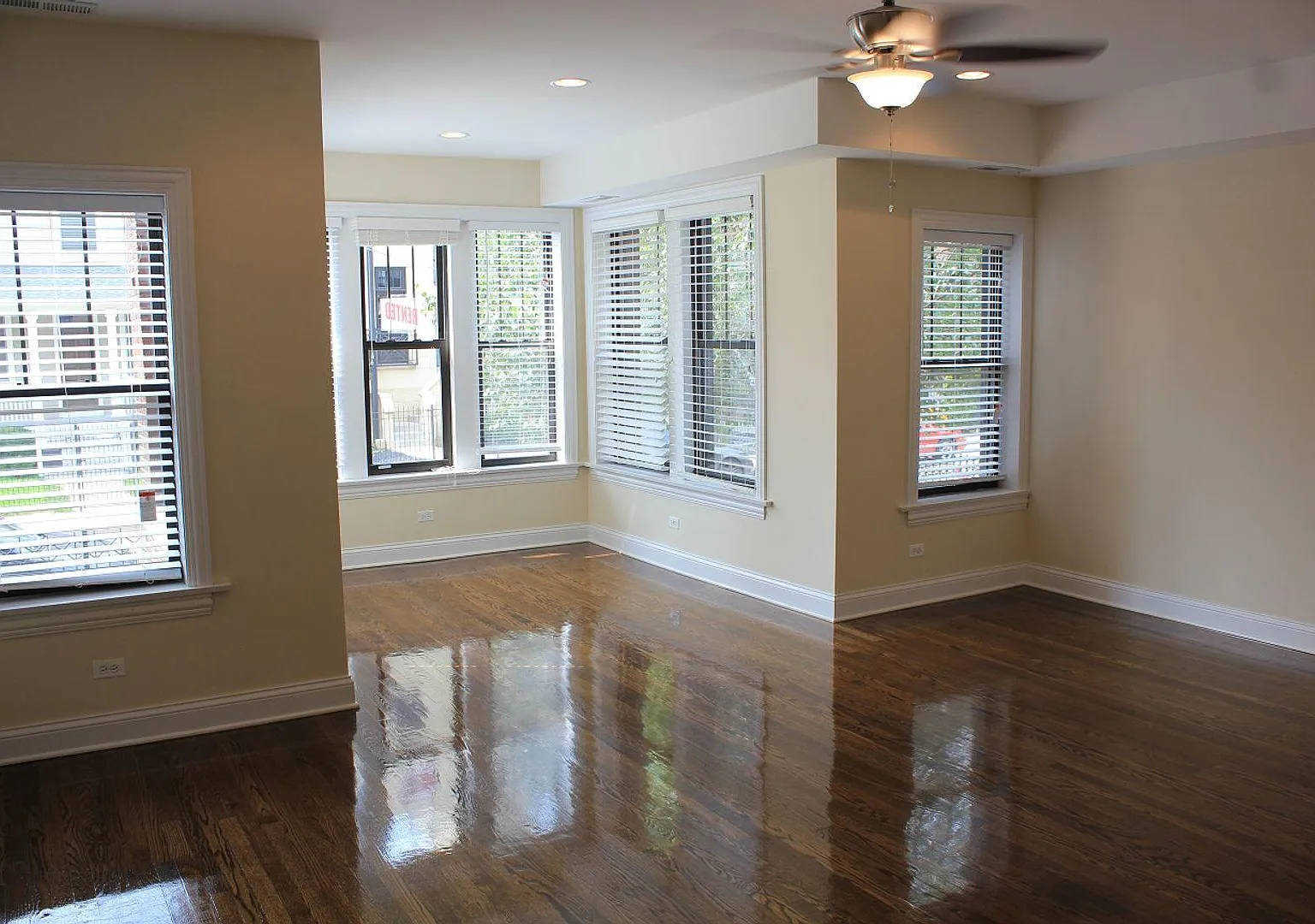 3 bed, 1350 sqft, $4,395 — Photo 3