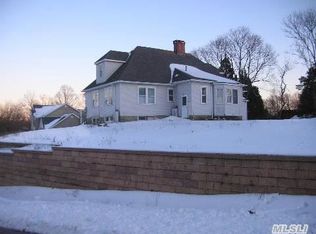 4 Chapel Hill Ct, Lake Grove, NY 11755