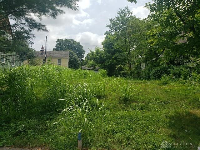 2nd image of 2060 Maplecrest Dr