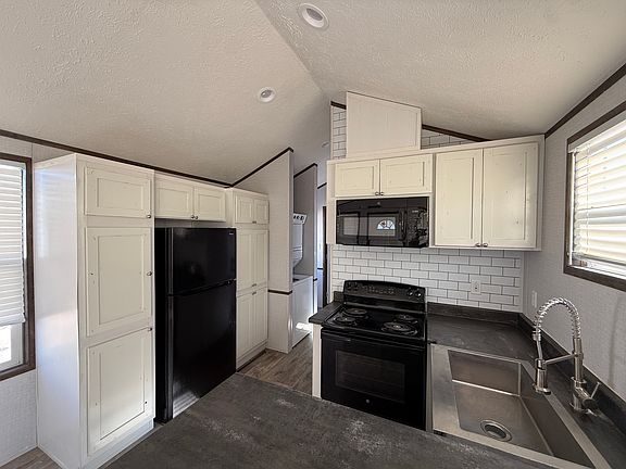 4th image of 1010 E 1st St #27