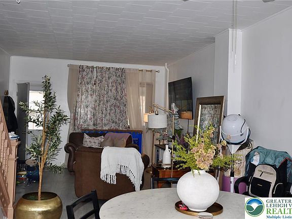 5th image of 154 E Union St