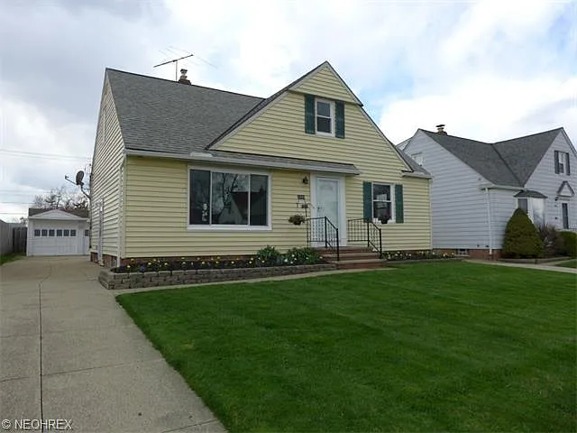 1690 Hawthorne Dr photo 1