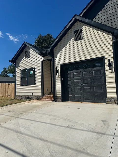 3 bed, 1370 sqft, $2,000 — Photo 1