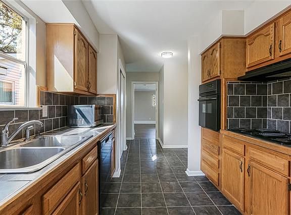 3rd image of 7108 Glendale St