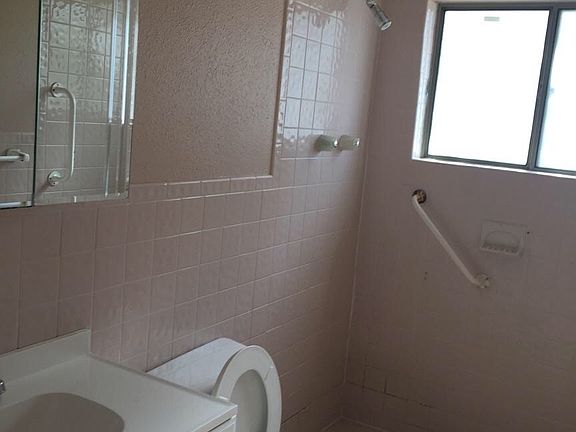 4th image of 208 Mesa Verde Dr