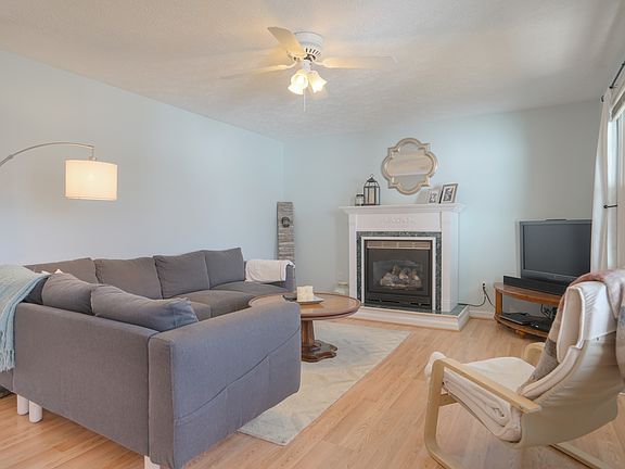 4th image of 212 Cedar Hill Dr