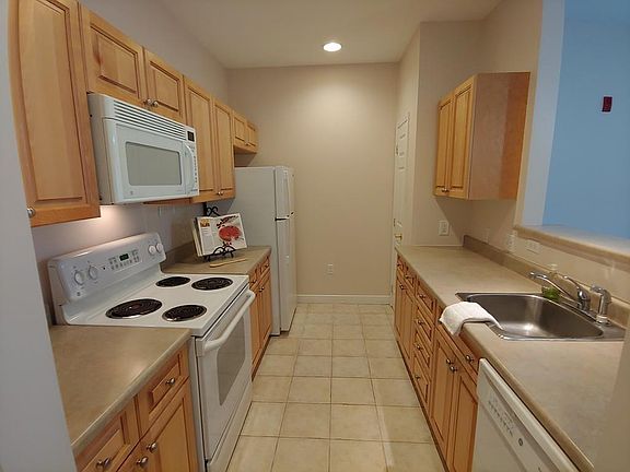 5th image of 8 Walnut St Unit 208