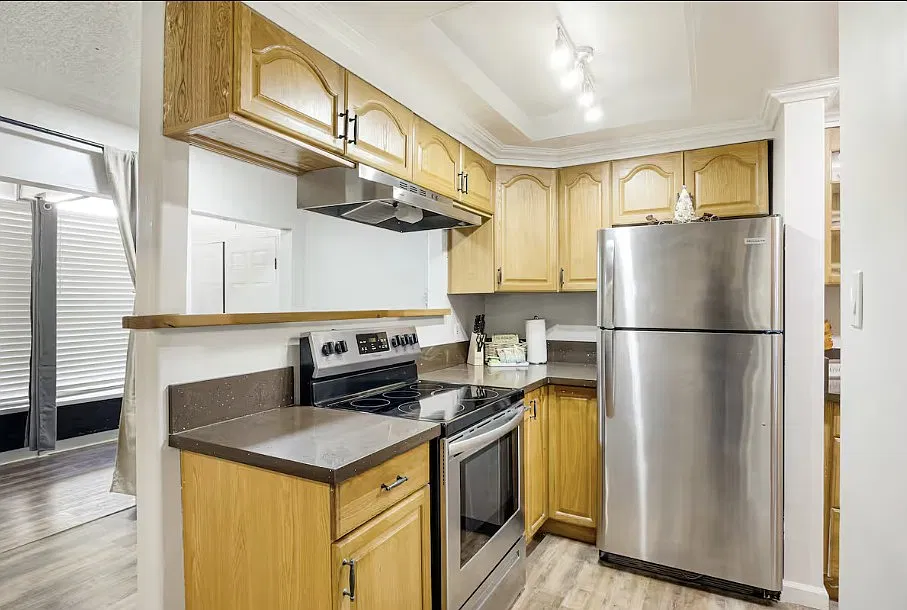 1160 S Walnut St — Photo 2