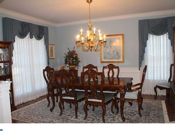3rd image of 109 Silver Tail Ln