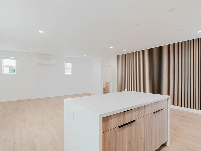 5654 1/2 Cartwright Ave — Photo 11