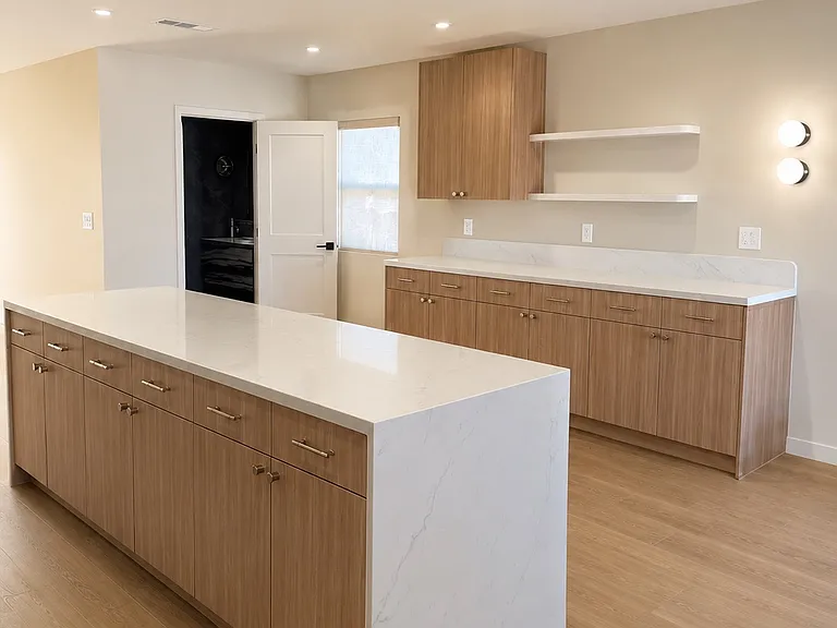 6500 Hayvenhurst Ave — Photo 3