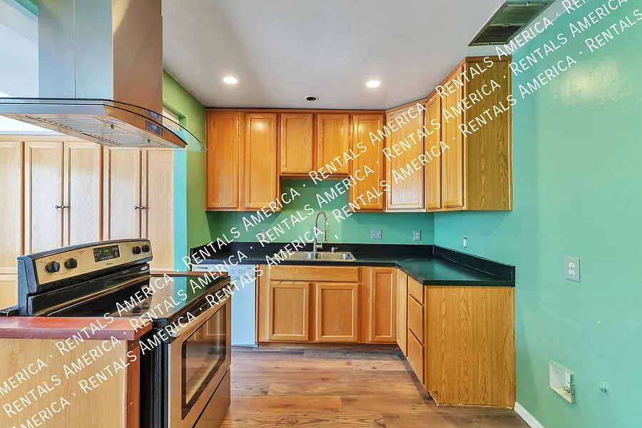 One Month Free-Charming Home — Photo 4