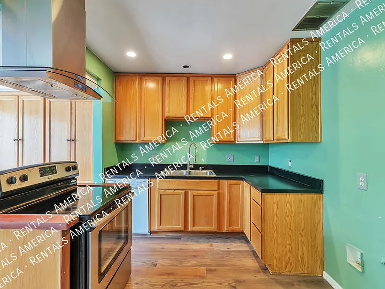 9011 W Floyd St — Photo 2