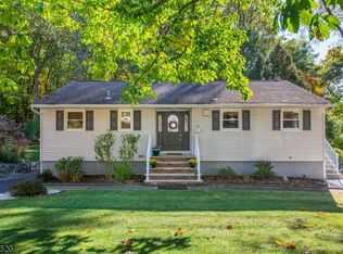 94 Knolls Rd, Bloomingdale, NJ 07403