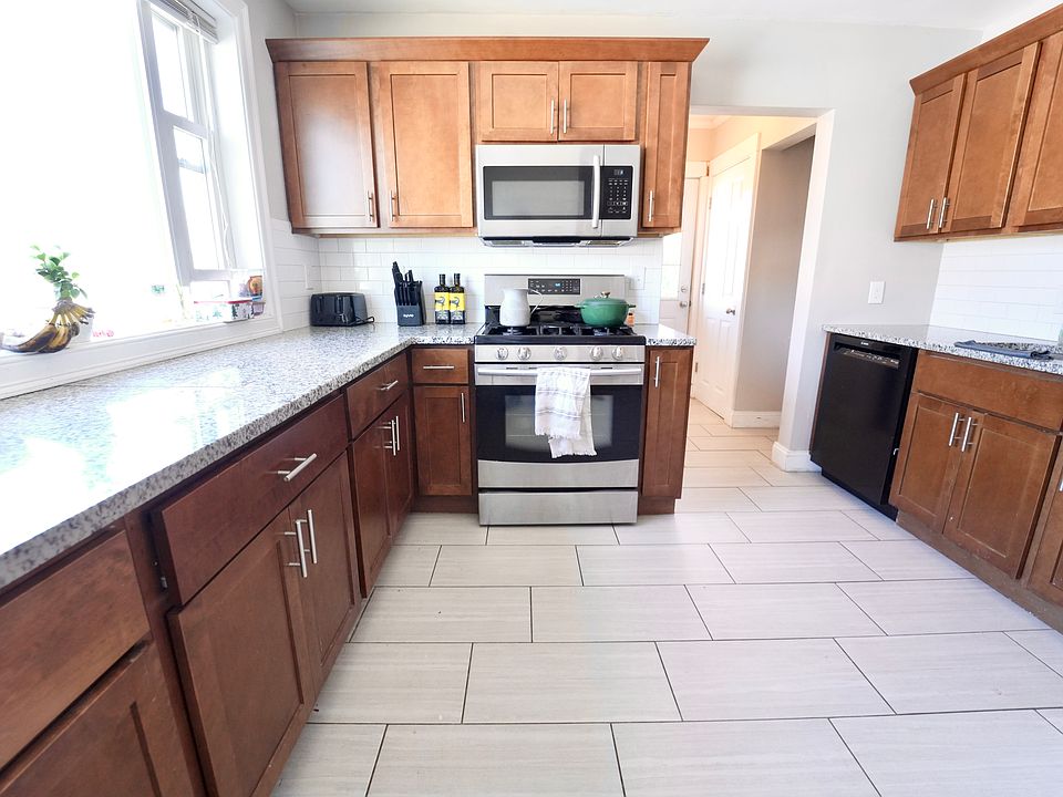 1st image of 128 Lawrence St #B