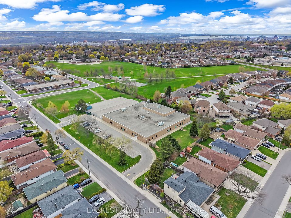 1st image of 27 Lavina Cres