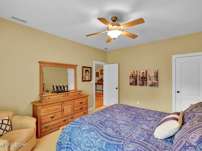 560 N Hubbards Ln — Photo 35
