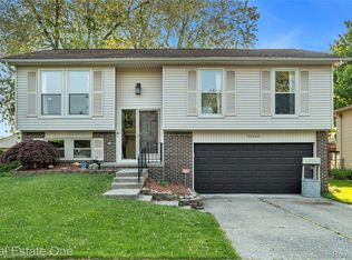 25260 Montebello Dr, Woodhaven, MI 48183