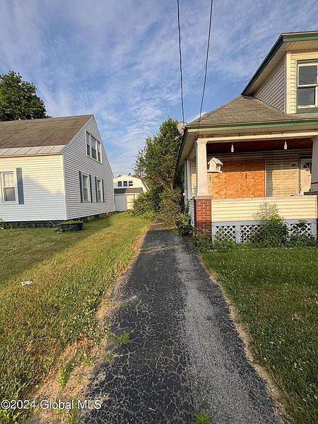 3rd image of 305 Root Avenue