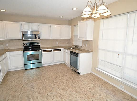 3rd image of 1369 Boyd St