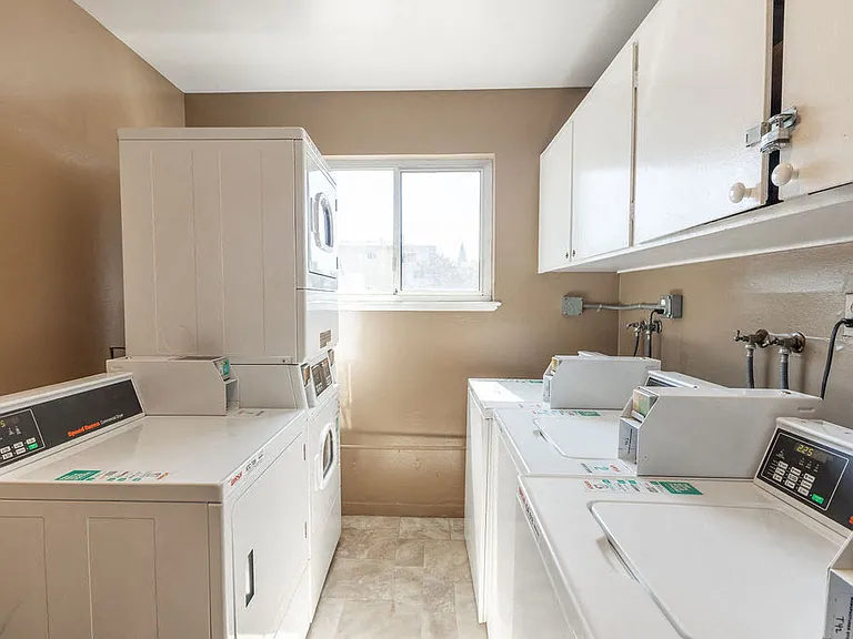 Golden Oaks Apartment — Photo 11