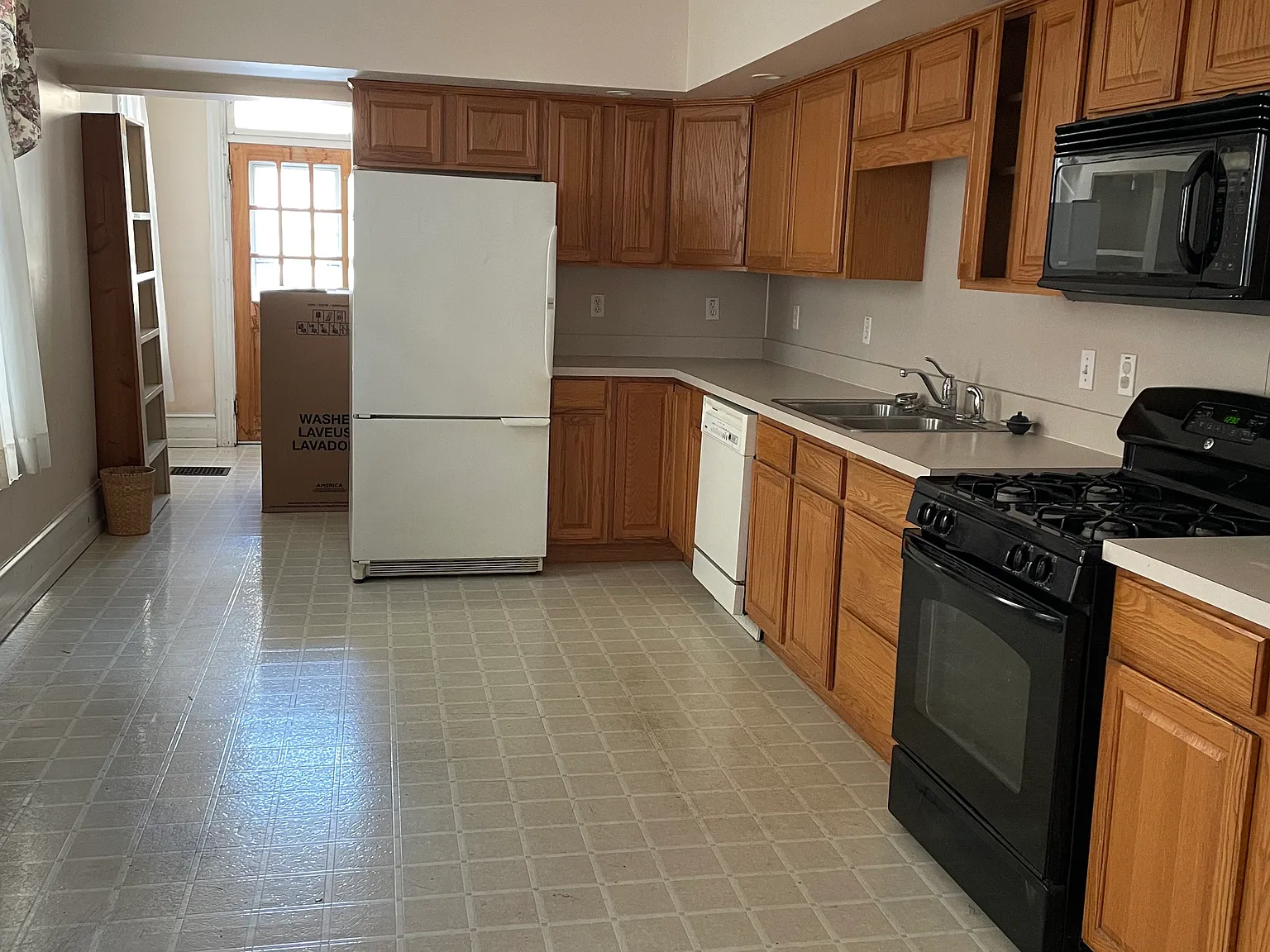 735 Marietta Ave — Photo 2