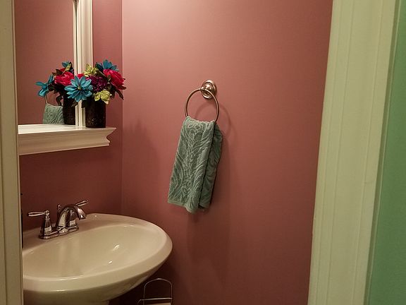 Entrance powder room. 