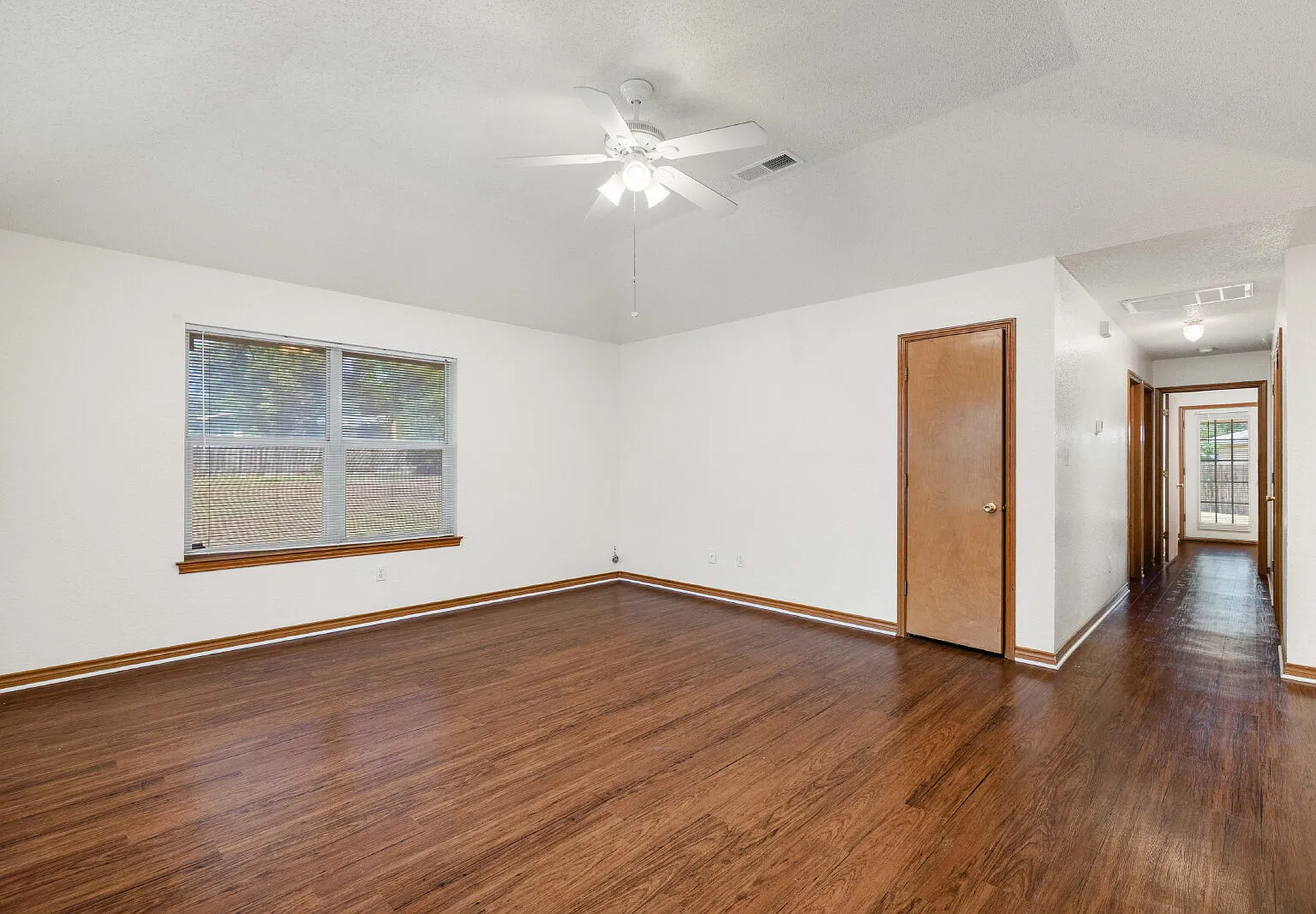 3 bed, 2.0 bath, 1328 sqft, $1,375 — Photo 3