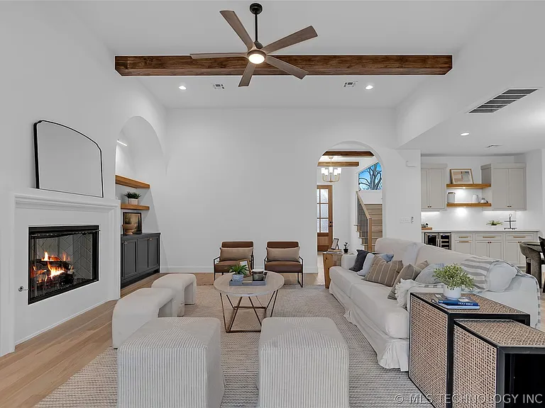 515 W El Paso St — Photo 9
