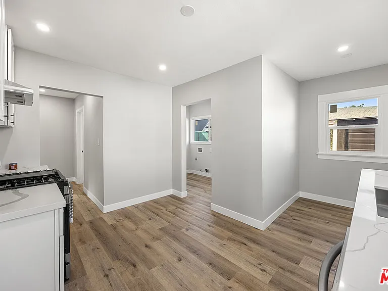 5465 S Victoria Ave — Photo 9