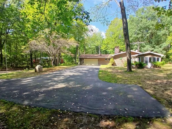 3175 Tower Hill Rd, Houghton Lake, MI 48629