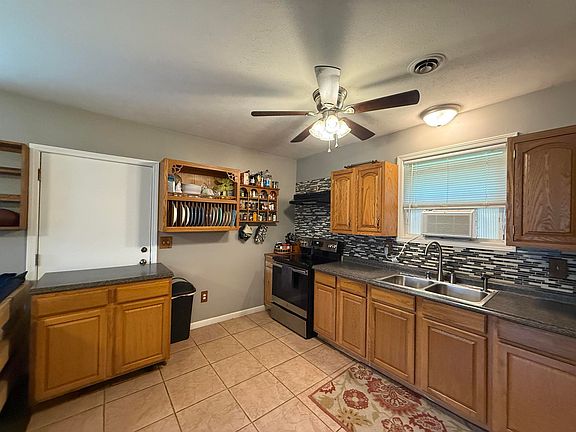3rd image of 1365 Estey Rd