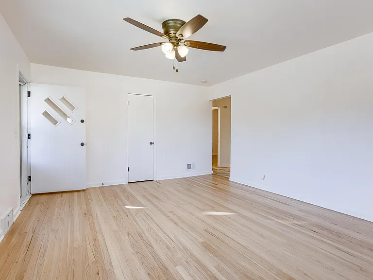 5312 N 48th Ave — Photo 2