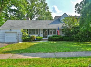 56 Grove St, Waldwick, NJ 07463