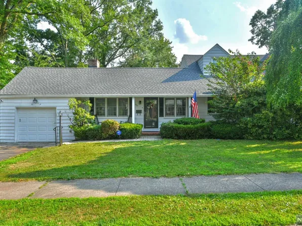 56 Grove St, Waldwick, NJ 07463